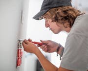 Anständig bezahlt: ein Elektroinstallateurlehrling. (Bild: Gaëtan Bally/KEY)