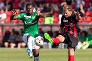 Der zwischenzeitlich leicht verletzte Dereck Kutesa (links im Spiel gegen Neuchâtel Xamax) steht morgen Mittwoch wieder in der Startaufstellung des FC St.Gallen gegen den FC Zürich. (Bild: Pascal Muller/Freshfocus - 4. August 2019)