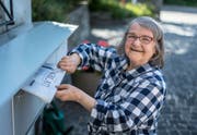 Die 75-jährige Rosmarie Raimann bessert ihre AHV als Zeitungsverträgerin auf. (Bild: Michel Canonica)