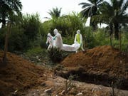 Helfer beerdigen die Leiche eine Ebola Opfers in Beni in der Demokratischen Republik Kongo. (Bild: Keystone/AP/JEROME DELAY)