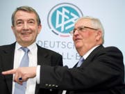 Theo Zwanziger (rechts) wehrt sich mit einer Strafanzeige gegen die Bundesanwaltschaft (Bild: KEYSTONE/AP DPA/ARNE DEDERT)