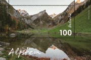 Die Sondermarke Alpstein zeigt den herbstlichen Seealpsee. Das Wertzeichen in der Reihe «Typische Schweizer Landschaft» ist im September 2018 erschienen. (Bild: PD)