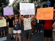 Demonstranten fordern am Sonntag in Barcelona die Aufnahme der Flüchtlinge durch die spanische Regierung. (Bild: Keystone/EPA EFE/QUIQUE GARCIA)