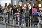 Warteschlangen vor den Check-In Schaltern beim Ferienstart auf dem Flughafen Zürich. (Bild: Walter Bieri/Keystone, Kloten, 13. Juli 2019)