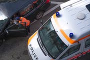 Eine St.Galler Stadtpolizistin kontrolliert einen Autofahrer. (Symbolbild: Urs Jaudas - 24. September 2013)