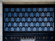 Das Bundesgericht hat das Nidwaldner Obergericht bei der Beschlagnahmung des Arbeitsentgelts eines Gefangenen zurückgepfiffen. (Bild: KEYSTONE/JEAN-CHRISTOPHE BOTT)