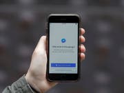 Facebook liess Mitarbeiter Aufnahmen von Nutzern aus dem Chatdienst Messenger anhören und abtippen. Eine ähnliche Praxis herrschte auch bei Amazon, Apple und Google. (Bild: KEYSTONE/AP/JEFF CHIU)