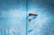 Ganz in Blau: die Eingangstüre der Zivilschutzanlage Neuhauserstrasse. (Bild: Andrea Stalder)