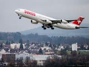 Das Sommergeschäft der Swiss läuft auf Hochtouren: Die Fluggesellschaft zählte im Juli über 6 Prozent mehr Passagiere als im Vorjahresmonat. (Bild: KEYSTONE/CHRISTIAN MERZ)