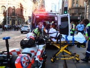 Auf offener Strasse: In Sydney hat ein Mann auf eine Frau eingestochen und weitere Passanten verfolgt. (Bild: KEYSTONE/AAP Image/DEAN LEWINS)