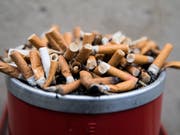Neuer Anlauf für Werbeverbote: Die Gesundheitskommission des Ständerates will Zigarettenwerbung in Zeitungen, Zeitschriften und Internet verbieten. (Bild: KEYSTONE/PETER KLAUNZER)