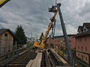 In beunruhigender Schräglage: Das rund 40 Tonnen schwere Drehbohrgerät auf der SBB-Baustelle bei der Mülimatt in Oberwil. (Bild: Zuger Polizei)