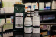 Die Drogerie am See in Rorschach verkauft selbstproduzierte CBD-Produkte wie Tropfen oder Tee. (Bild: Lisa Wickart)