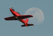 Ein PC-21-Flieger von Pilatus an einer Flugshow in der Nähe von Dubai. (Bild: Ali Haider/EPA)