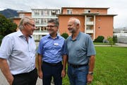 Sie haben die Residenz Am Schärme stark geprägt und werden sie weiter prägen (von links): Die Stiftungsratspräsidenten Ali Stöckli und Hanspeter Kiser und der heutige Direktor Roman Wüst. (Bild: Romano Cuonz, Sarnen, 12. August 2019)