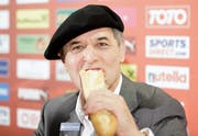 Nachdem Österreich sich für die EM qualifiziert hatte, erschien Marcel Koller mit Béret und Baguette zur Pressekonferenz. (Archivbild: Keystone)