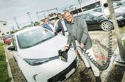 Kundenbetreuer Rolf Gehrig von Mobility, der Gachnanger Gemeindepräsident Roger Jung und Werner Fritschi, stellvertretender Geschäftsführer von Thurbo, am Standort des neuen Elektroautos am Bahnhof Islikon. (Bild: Andrea Stalder)