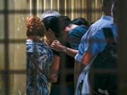 Die seit mehr als einer Woche im Dschungel von Malaysia vermisste Nora ist tot. Familienmitglieder versammeln sich am Dienstag in einem Spital, wo die Leiche der 15-Jährigen liegt. (Bild: KEYSTONE/EPA/FAZRY ISMAIL)