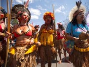 Zehntausende Frauen, darunter Ureinwohnerinnen und Bäuerinnen, gingen in der brasilianischen Hauptstadt Brasilia gegen die ultrarechte Regierung von Jair Bolsonaro auf die Strasse. (Bild: KEYSTONE/EPA EFE/JOEDSON ALVES)