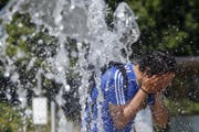 In Hitzeperioden wie jener im Juli 2019 haben die Notfallabteilungen der Spitäler mehr zu tun. (Bild: Salvatore Di Nolfi/Keystone)