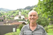 Auf seinem Sitzplatz sieht und hört Walter Kühnis die Gamser Kirche. (Bild: Heini Schwendener)