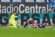 Espanyol-Stürmer Borja Iglesias (Mitte) am vergangenen Donnerstag in Luzern im Hinspiel gegen Torhüter Marius Müller und Christian Schwegler vom FCL. (Bild: Martin Meienberger/Freshfocus, 8. August 2019)