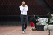 Enttäuschung pur bei St.Gallen-Trainer Peter Zeidler: Sein Team rutscht in der Tabelle weiter ab. (Bild: Keystone)