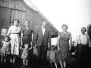 Von links nach rechts: Emma Bucher-Ammann (4-jährig), Tante Annemarie Wandeler-Ammann, Annamaria Tanadini-Ammann (2-jährig) mit Grossmutter Josefine Ammann-Stalder, Vater Josef Ammann-Theiler, Josy Lang-Ammann (3-jährig), Mutter Emma Ammann-Theiler sowie Grossvater Leonhard Ammann-Stalder. (Bild: Maureen Stephenson, Littau, August 1958)