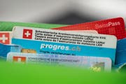 Immer im Portemonnaie dabei, nebst ID und Swisspass: die persönliche Krankenversicherungskarte. (Bild: Keystone/Gaetan Bally)