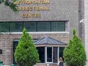 In dieser Haftanstalt in New York war der unter Missbrauchsverdacht gestandene US-Milliardär Jeffrey Epstein bis zu seinem Suizid festgehalten worden. (Bild: KEYSTONE/AP/MARY ALTAFFER)