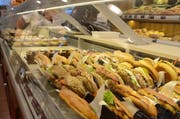 Nicht alles wird verkauft: Cafés bieten täglich eine grosse Vielfalt an süssem Gebäck, Konfekt und Sandwiches an. (Bilder: Bianca Helbling)