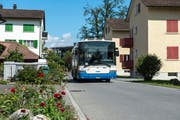 Noch fährt die Buslinie 16 mitten durchs Kuonimatt-Quartier - hier an der Rosenstrasse. (Bild: Dominik Wunderli, Kriens 14. August 2019)