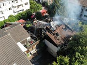 Als die Feuerwehr am Brandort eintraf, loderten die Flammen bereits aus dem Dachstock. Tatverdächtig ist die 68-jährige Bewohnerin. (Bild: Kantonspolizei Zug)
