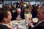 Panini-ähnliche Bilder sollen der SVP bei den eidgenössischen Wahlen helfen. (Bild: Urs Bucher, 14. August 2019)