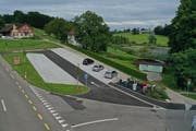 Der neue öffentliche Parkplatz an der Hauptstrasse mit den Unterflurcontainern für diverse Abfälle. (Bild: Manuel Nagel)