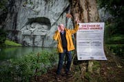 Der Medienkünstler Andreas Weber realisiert im Park beim Luzerner Löwendenkmal eine Sound-Installation mit den Stimmen ausgestorbener Tiere, vor allem Vögel. (Bild: Boris Bürgisser, Luzern, 12. August 2019)