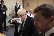 Abwarten und Tee trinken wie hier beim Gefängnisbesuch in Leeds? Das kann sich Boris Johnson beim Brexit nicht leisten. (Bild: AP Photo/Jon Super)
