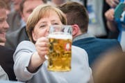 «Auf ein gutes Wahljahr.» Die deutsche Kanzlerin stösst bei einem Wahlkampfauftritt für die CSU in Bayern mit einer Mass Bier an. Bild: Christian Bruna/EPA (München, 28 Mai 2017)
