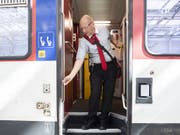 Die Arbeitsabläufe der Zugbegleiter sind laut den SBB sicher. Allerdings wurden bisher fünf Türen mit defektem Einklemmschutz entdeckt. (Bild: KEYSTONE/ENNIO LEANZA)