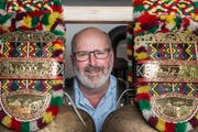 Ein Meister der sennischen Verzierungen: Ueli Dörig aus Buchs. (Bild: Hanspeter Schiess)