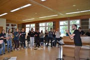 Klatschen und mit den Füssen den Takt geben: So interpretieren die «Jungen Stimmen Zürich», unter der Leitung von Martin Wildhaber, das rätoromanische Lied «Randulin». (Bild: Adi Lippuner)
