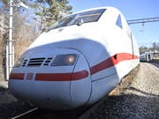 Ein Vater hat sich in Hamburg aussen an einen abfahrenden ICE-Zug geklammert, in dem sich seine Kinder befanden. (Bild: KEYSTONE/GEORGIOS KEFALAS)