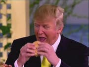 Der mächtigste Mann der Welt liebt Fast Food. Hier beisst Donald Trump während einer Fernsehsendung in einen Burger. Bild: Screenshot (14. Januar 2019)
