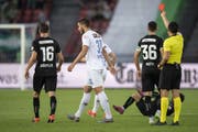 Der Zürcher Mirlind Kryeziu wird mit Gelbrot vom Platz geschickt. (Bild: Keystone)
