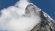 Immer mehr Felsbrocken stürzen vom Matterhorn zu Tal. (Bild: Keystone)