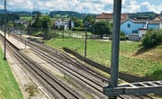 Die Genossenschaft Gemeinschaftsantenne (GGA) Flawil hat die Realisierbarkeit eines Bahnhofparkhauses – allenfalls in Kombination mit weiteren Nutzungen – abklären lassen. Details und der genaue Standort werden vorab den Anwohnern erläutert. (Bild: Andrea Häusler)