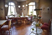 Einer der elegant eingerichteten Räume in der Villa. (Bild: Mario Testa)