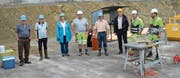 Vertreter der Hydrantenkorporation, Planer und Bauunternehmer feiern den Baubeginn. Bild: Karin Erni