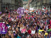 Sie SP will das Momentum des Frauenstreiks für eine Gleichstellungsinitiative nutzen. Das Thema ermittelt sie in einer Online-Abstimmung. (Bild: KEYSTONE/PETER KLAUNZER)