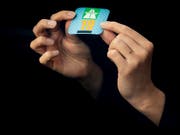 Wer will, darf weiter kleben. Alle anderen sollen sich ab 2022 für eine elektronische Vignette entscheiden können. (Bild: KEYSTONE/ENNIO LEANZA)